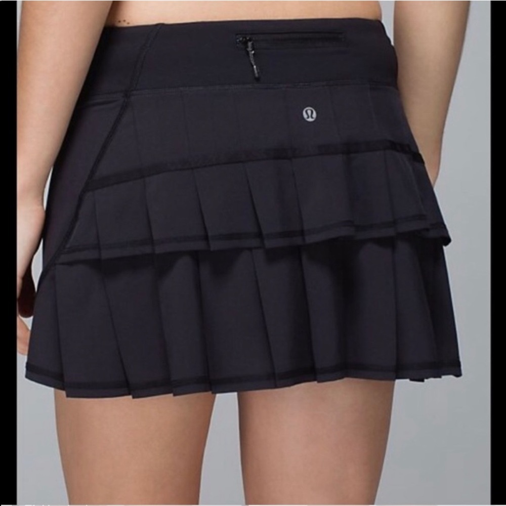 Lululemon Pacesetter running or tennis skirt.